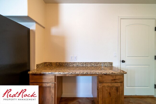 Building Photo - DOG-FRIENDLY 4 Bedroom Townhome with INTERNET INCLUDED!