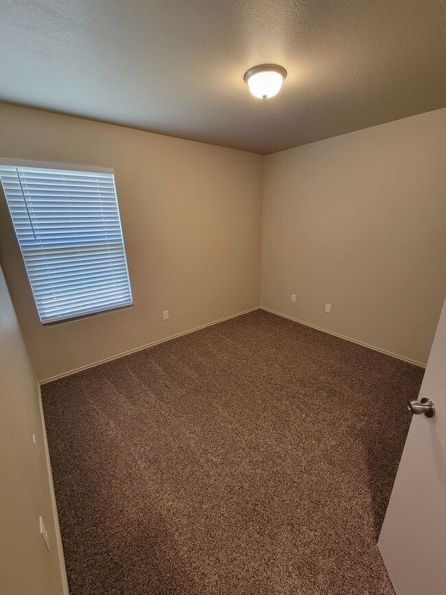 Building Photo - Bryan -3 bedroom / 2 bath / 2 car garage / Large fenced in back yard.