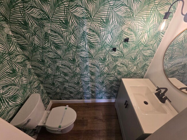 Building Photo - RENOVATED 2BD/1.5 BATH WITH PARKING, LAUNDRY, AND FULL H-VAC