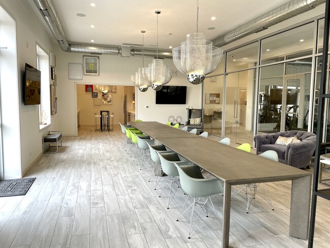 Building Photo - 2114 N Nashville Ave