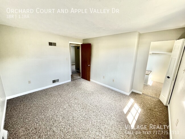 Building Photo - 2-car garage! Roomy 3-bed townhome in Dall...