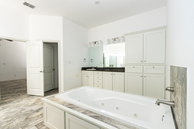 Building Photo - 9610 Kline Ave