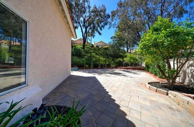Building Photo - Beautiful 4Br/2.5Ba Home With Private Yard...