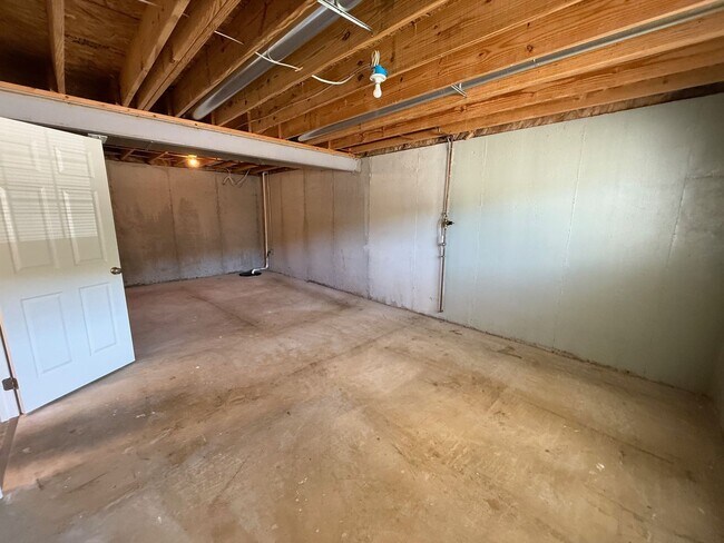 Building Photo - Completely Renovated!