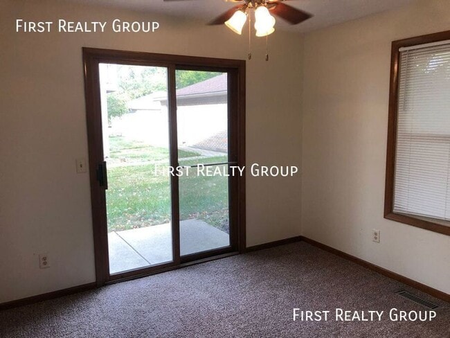 Building Photo - 2 Bedroom, 2 bath Upstairs Apartment in Ce...