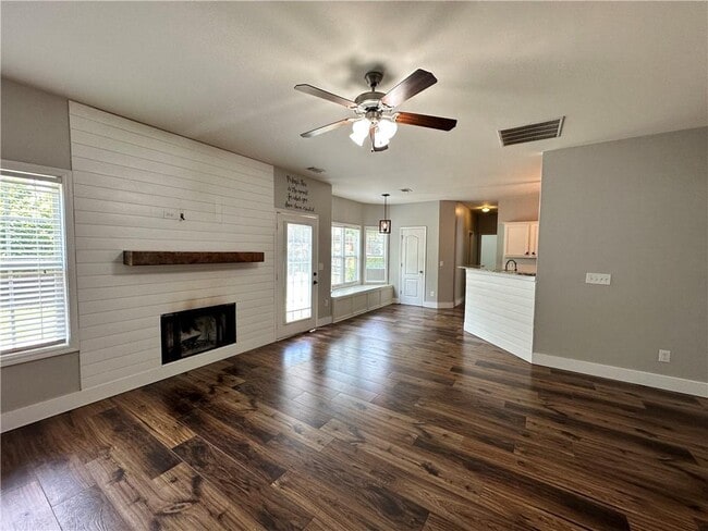 Building Photo - 2758 Suttonwood Way NE