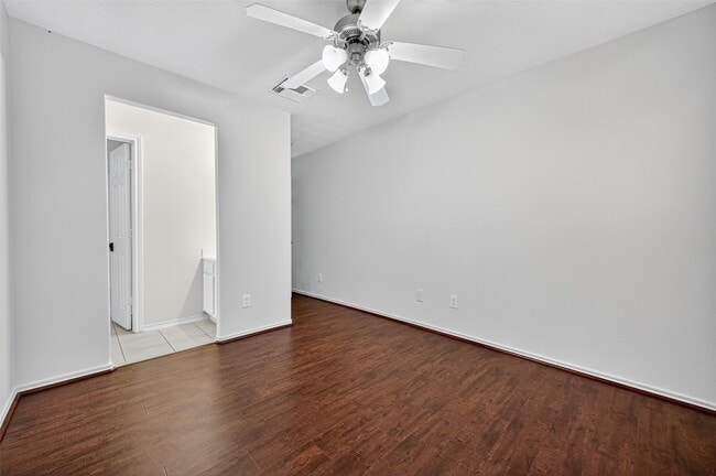 Building Photo - 6927 Great Oaks Shadow Dr