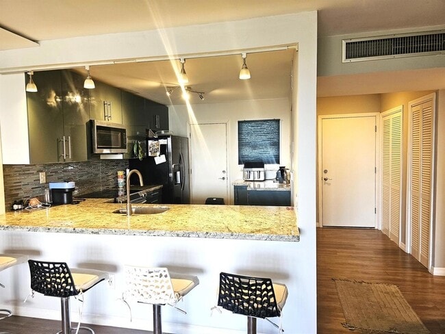 Building Photo - 1780 NE 191st St