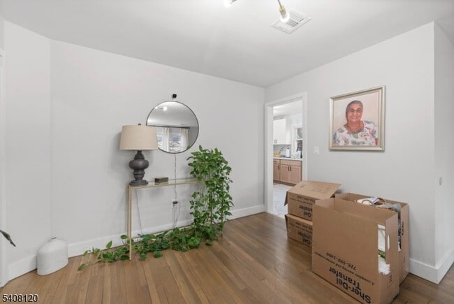 Building Photo - 22 Crescent Ct