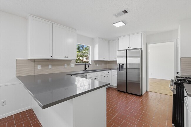 Building Photo - 3930 Cypress Hill Dr
