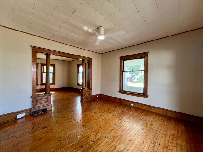 Building Photo - 4 Bedrooms 2 full Bath for rent