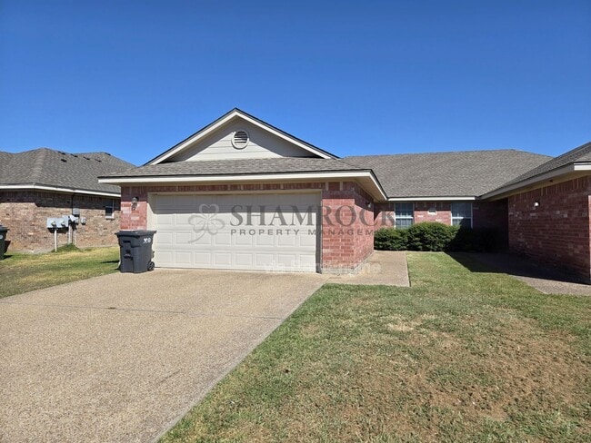 Primary Photo - 10201 Lilac Ln