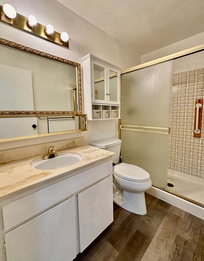 Building Photo - 2 Bed / 2 Bath updated Mercer Island condo...