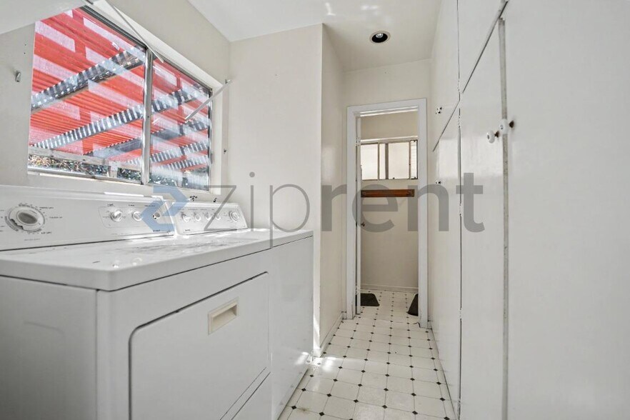 Building Photo - Unit