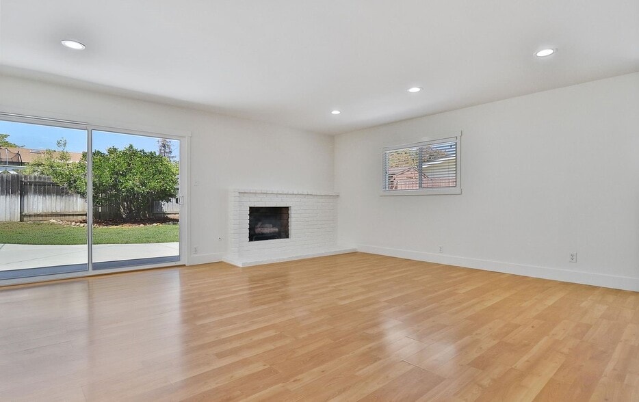 Building Photo - 1917 Hobart Dr