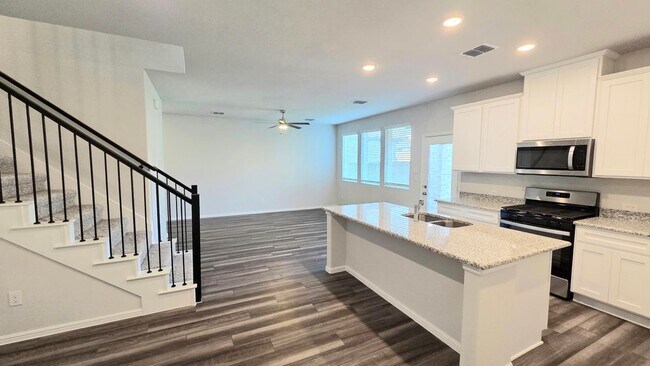 Building Photo - 920 Santa Lucia Dr