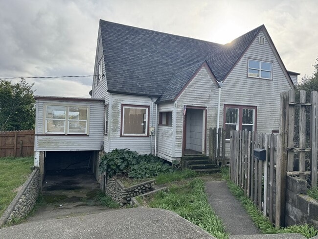 Building Photo - 5BD/2BA House in Coos Bay!