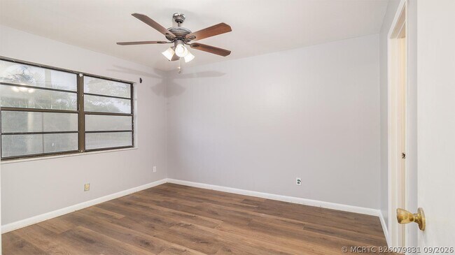 Building Photo - 604 Roselyn Ave