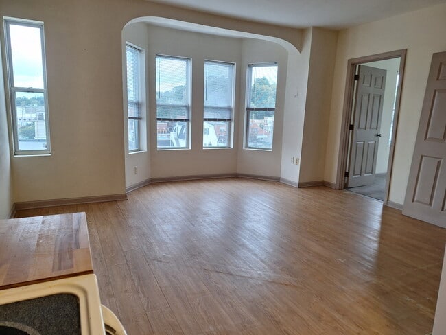 Building Photo - 464 Howe Ave