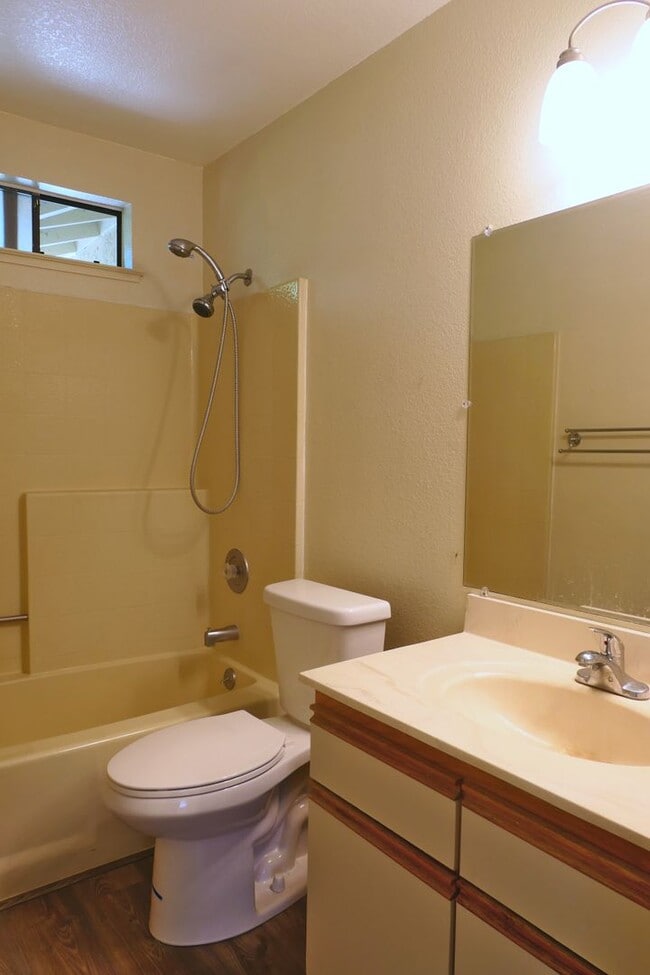 Building Photo - 2 bed/2 bath Condo with new flooring, balcony