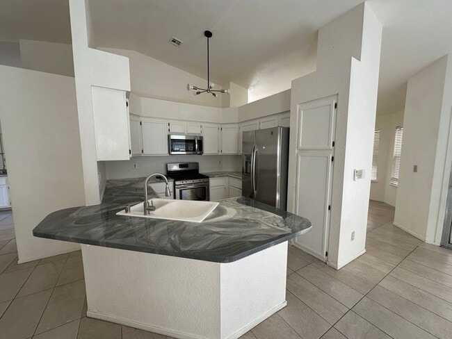 Building Photo - Great location. 4 bedroom single story Las Vegas home for rent.