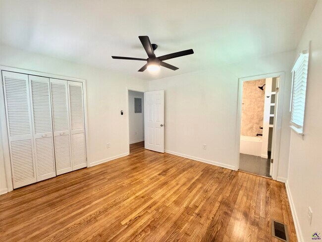 Building Photo - 214 Meadowridge Dr