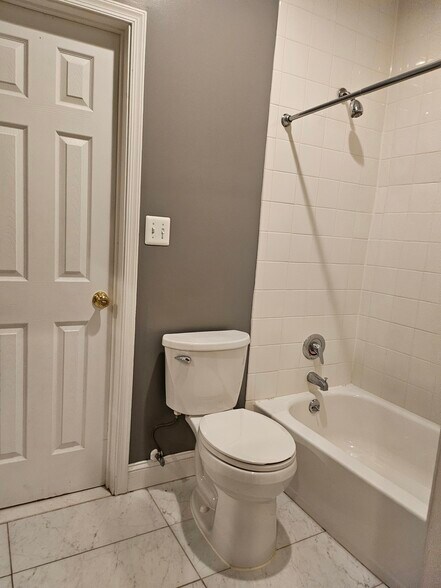 Building Photo - 908 S Hanover St