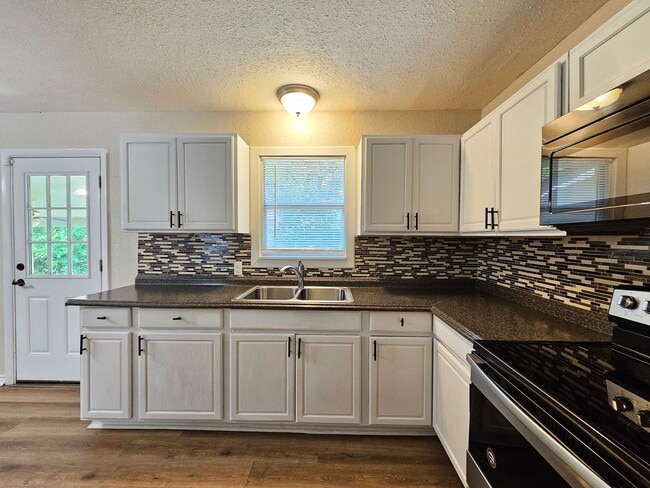 Building Photo - HUGE PRICE REDUCTION & READY FOR MOVE IN - AVAILABLE NOW!