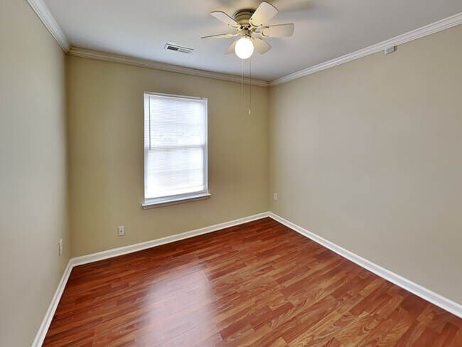 Building Photo - 3BD / 2 BA