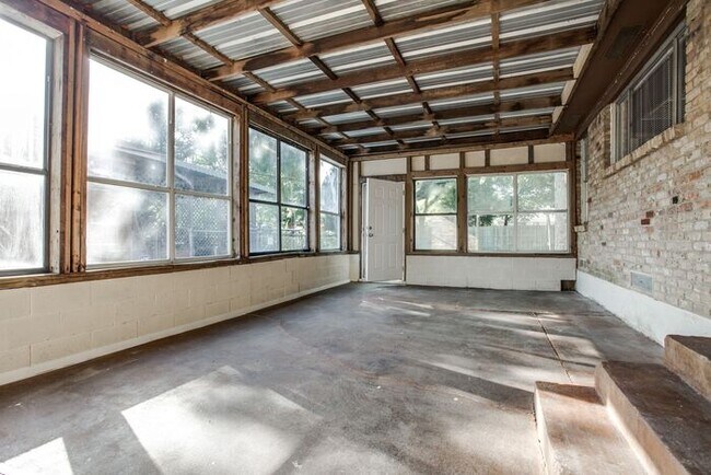 Building Photo - No Application Fees* $500 off 1st months r...