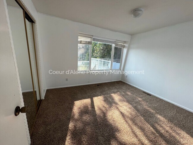 Building Photo - 2+ bed, 2 bath house on the Spokane River!