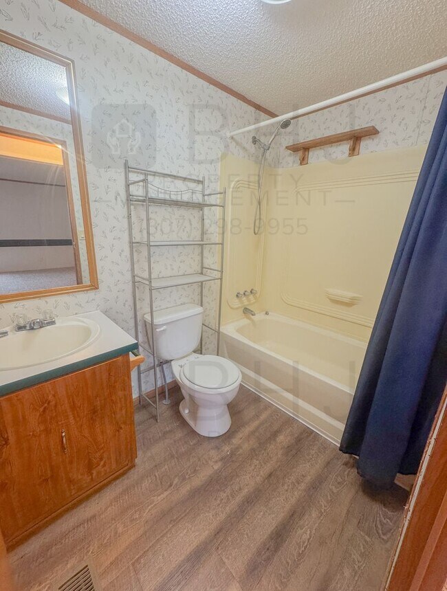 Building Photo - Dog Friendly, 3 Bed/ 2 Bath SFH