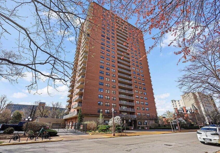 Exterior of Executive House - 4466 W Pine Blvd