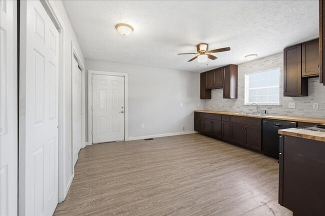 Building Photo - 2819 N Gladstone Ave