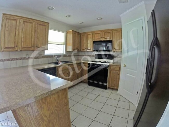 Building Photo - AVAILABLE JANUARY 15TH