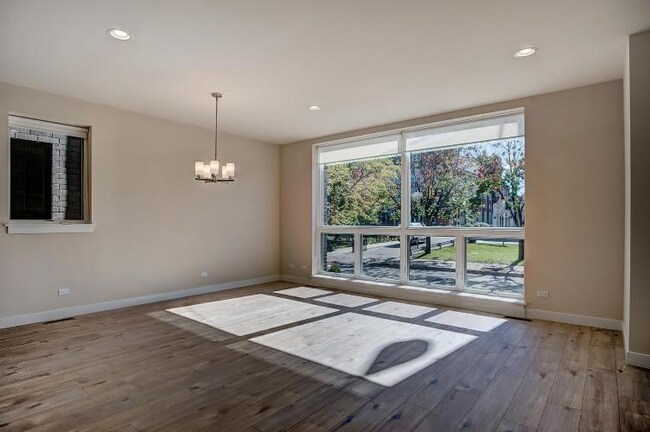 Building Photo - 2518 W Addison St