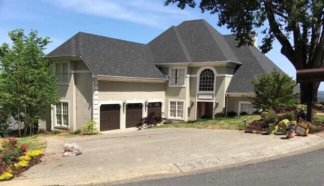Primary Photo - 817 Pinnacle Pl NE