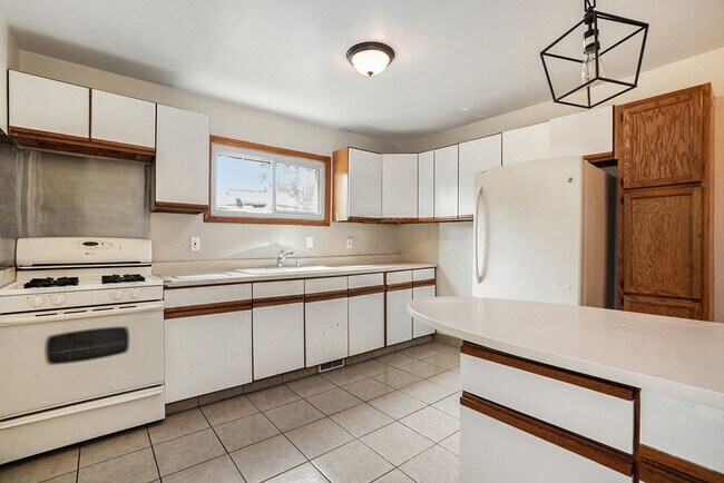 Building Photo - 3 Bedroom, 2 Bath Home in Grand Rapids! Available Now- Includes Washer and Dryer!