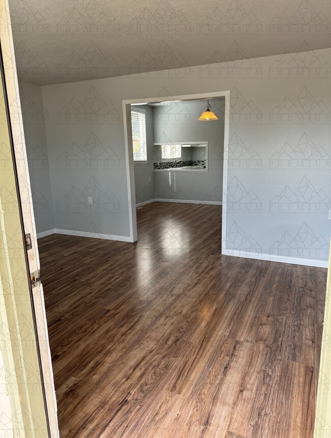 Building Photo - Updated 3 bed / 1 bath