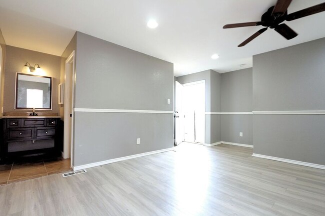 Building Photo - CHARMING 2 BEDS 2 BATHS HOME IN DALLAS FOR...