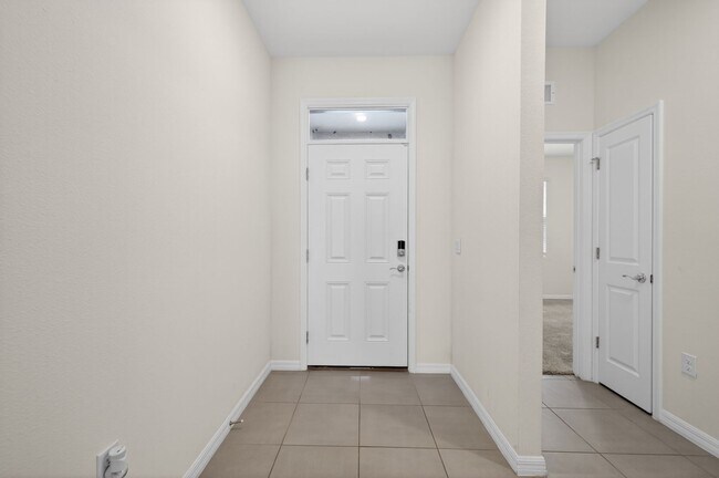 Building Photo - 4 Bedroom in Gated Community!