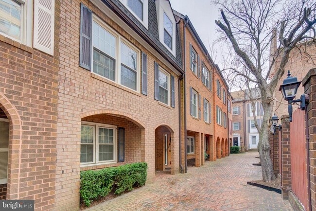 Building Photo - 900 24th St NW