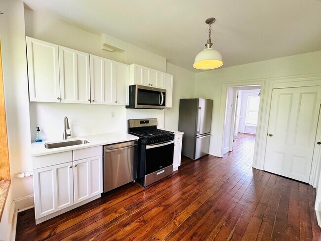 Building Photo - 252 Suydam Ave