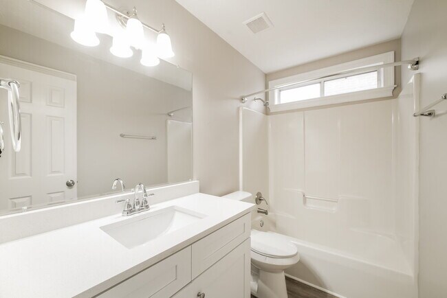 Building Photo - 440 Fairway Ct