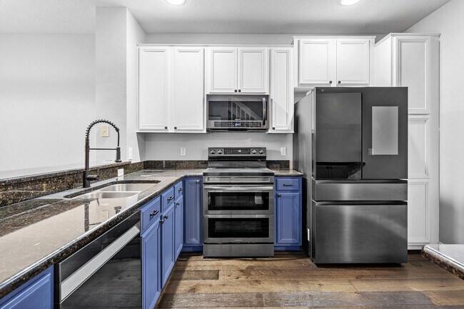 Building Photo - 9663 Lago Dr