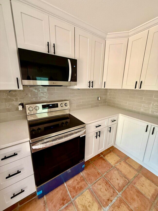 Building Photo - 2431 24th Ct