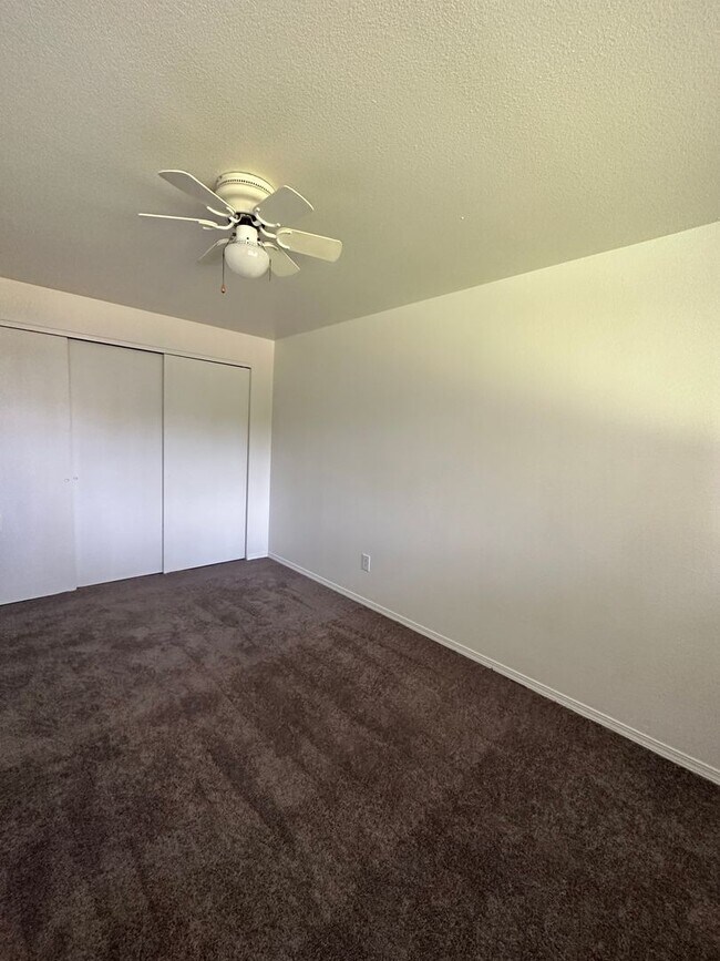 Building Photo - Downtown Renton Apartment W/S/G and 2 park...