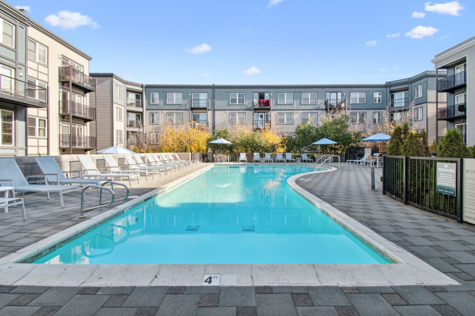 Building Photo - 5684 Bay St