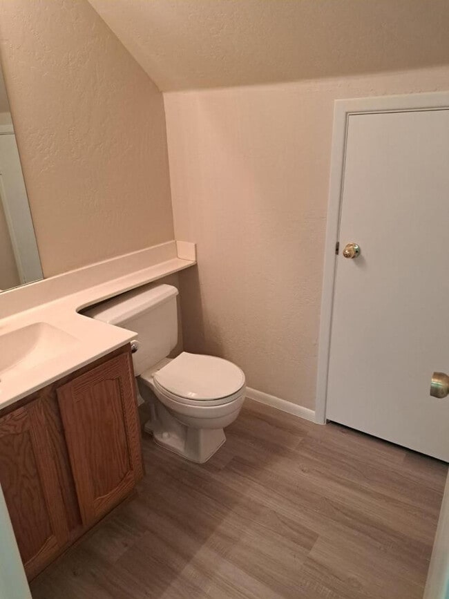 Building Photo - 1443 E Vaughn Ave