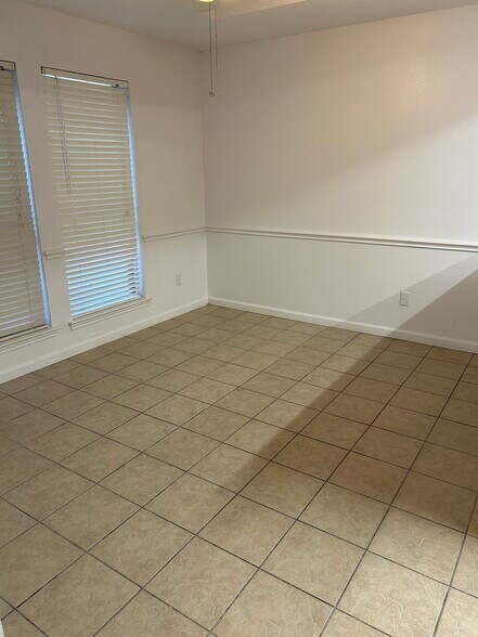 Building Photo - 801 Summit Dr